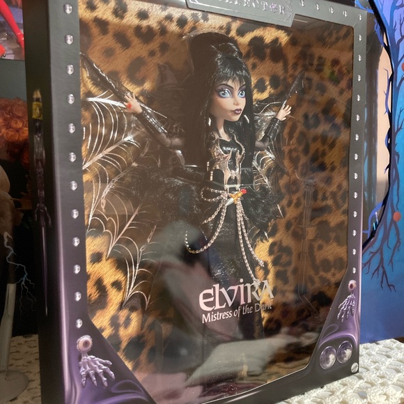 Monster High Doll Elvira Mistress of The Dark Collectible in Black Faux Leather - Picture 11 of 14